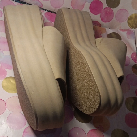 No Boundaries Beige Platform Slides - Picture 6 of 9